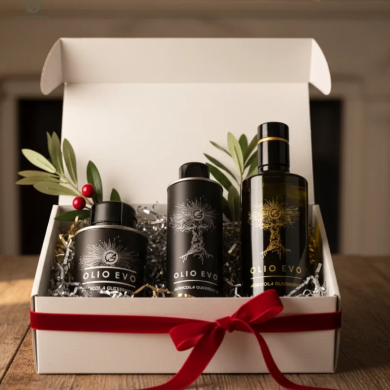 Regala l'autentico sapore italiano per le feste! Il nostro Pacchetto Festivo presenta la collezione completa di Olio Extra Vergine di Oliva (EVOO) Agricola Guerreschi in tre formati (100ml, 250ml e 500ml), splendidamente confezionati in una scatola di cartone bianca e festiva, pronti per essere regalati.